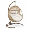 Freistehender Hängesessel aus beigem Polyrattan mit braunem Metallgestell und cremeweißen Polstern, 105 × 105 × 195 cm