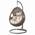 Freistehender Hängesessel aus Polyrattan mit Stahlgestell und Polstern, Taupe/Dunkelbraun/Beige, 105 × 105 × 195 cm